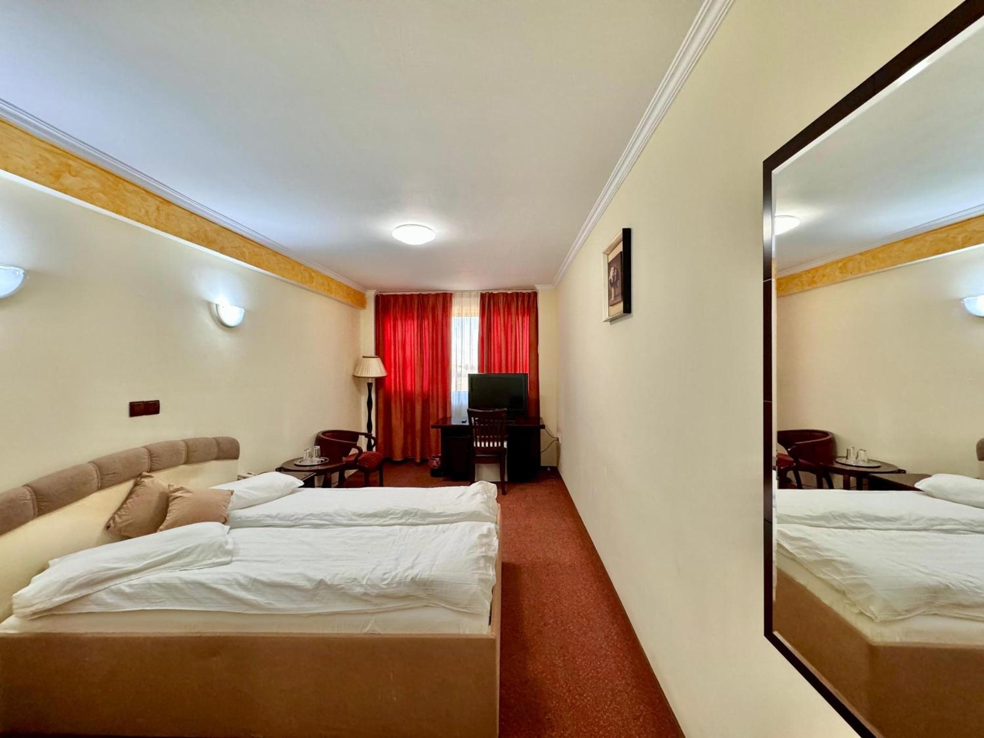 Hotel Helin Aeroport - Крайова Экстерьер фото