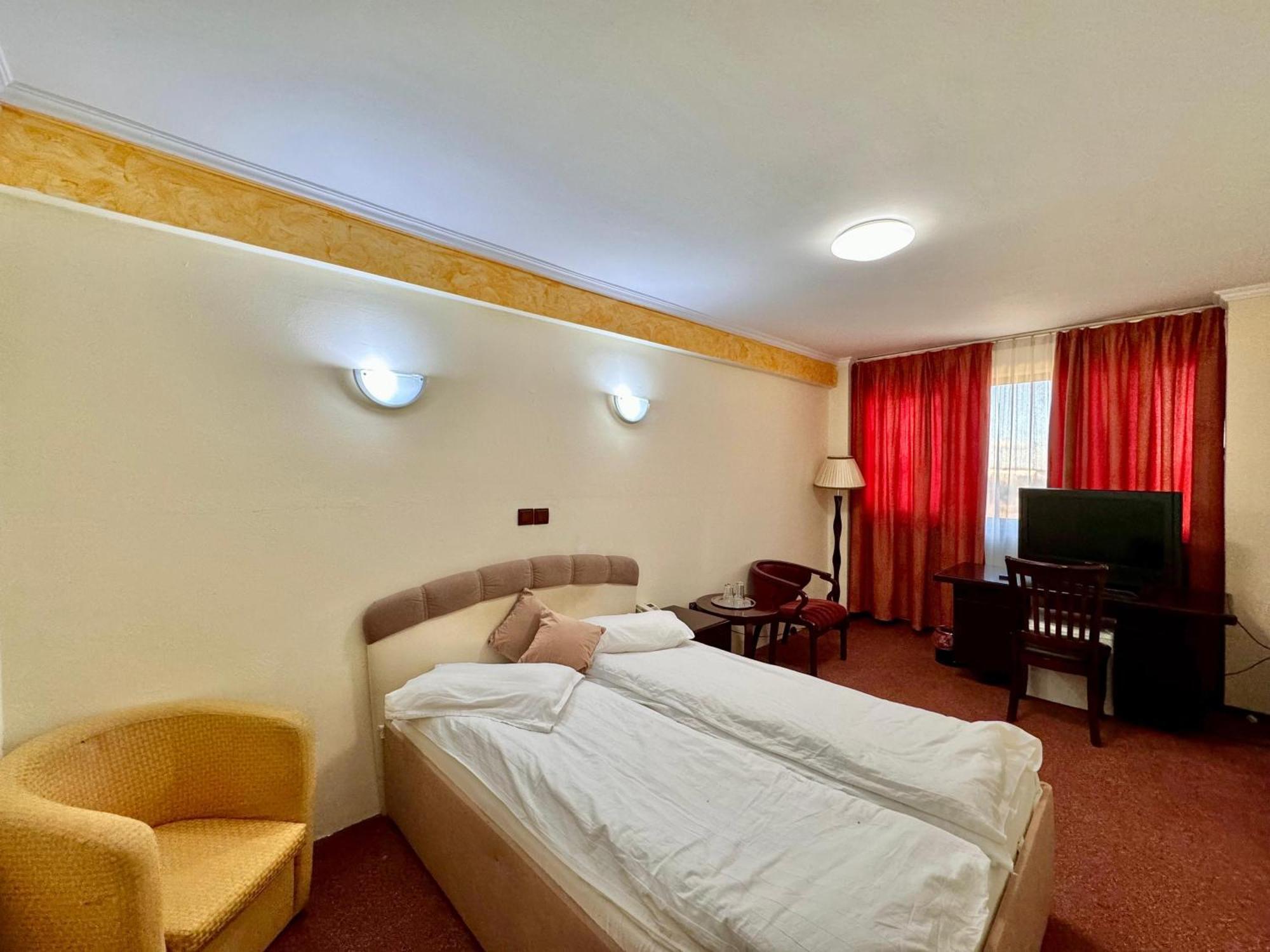 Hotel Helin Aeroport - Крайова Экстерьер фото