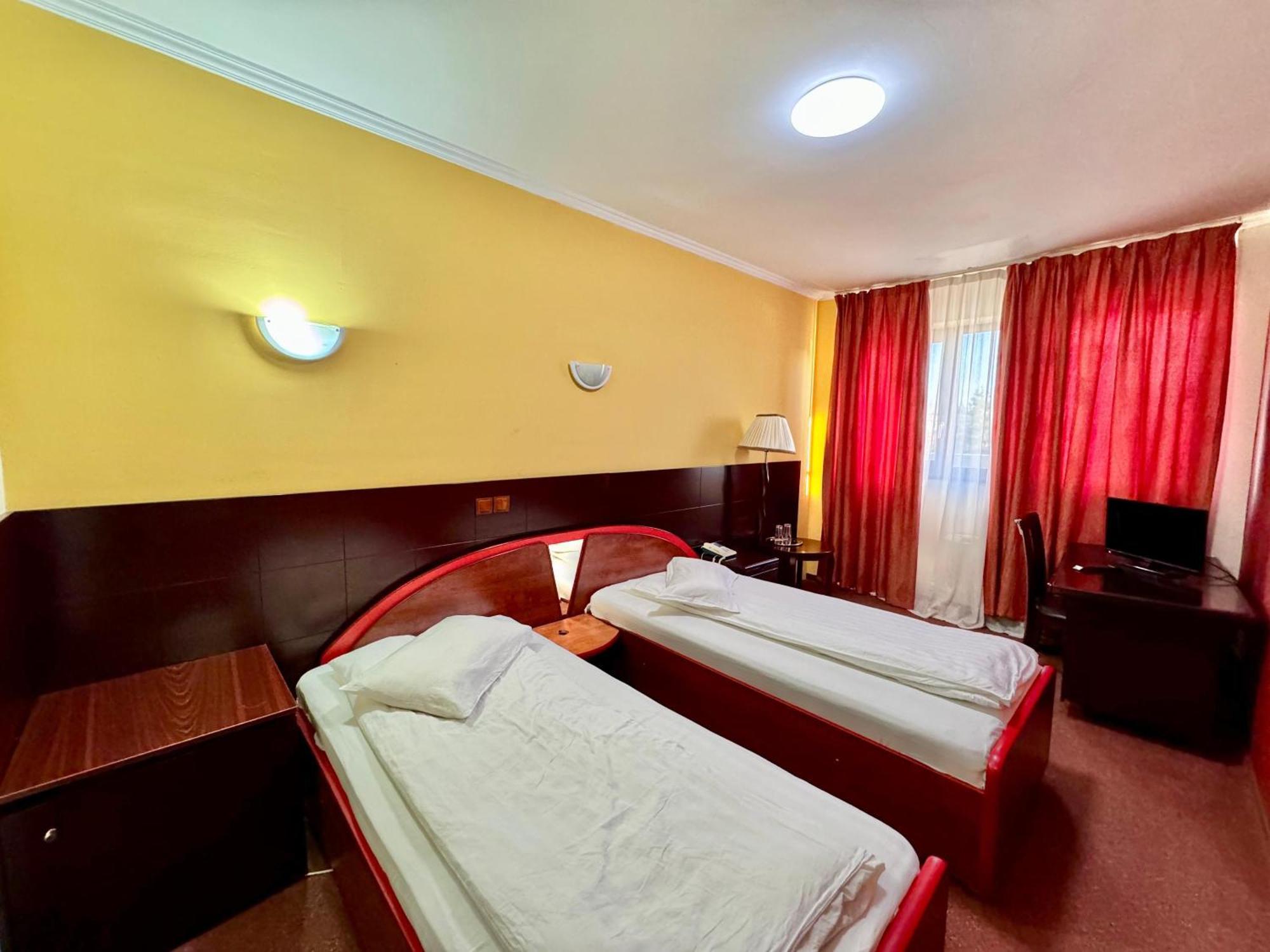 Hotel Helin Aeroport - Крайова Экстерьер фото
