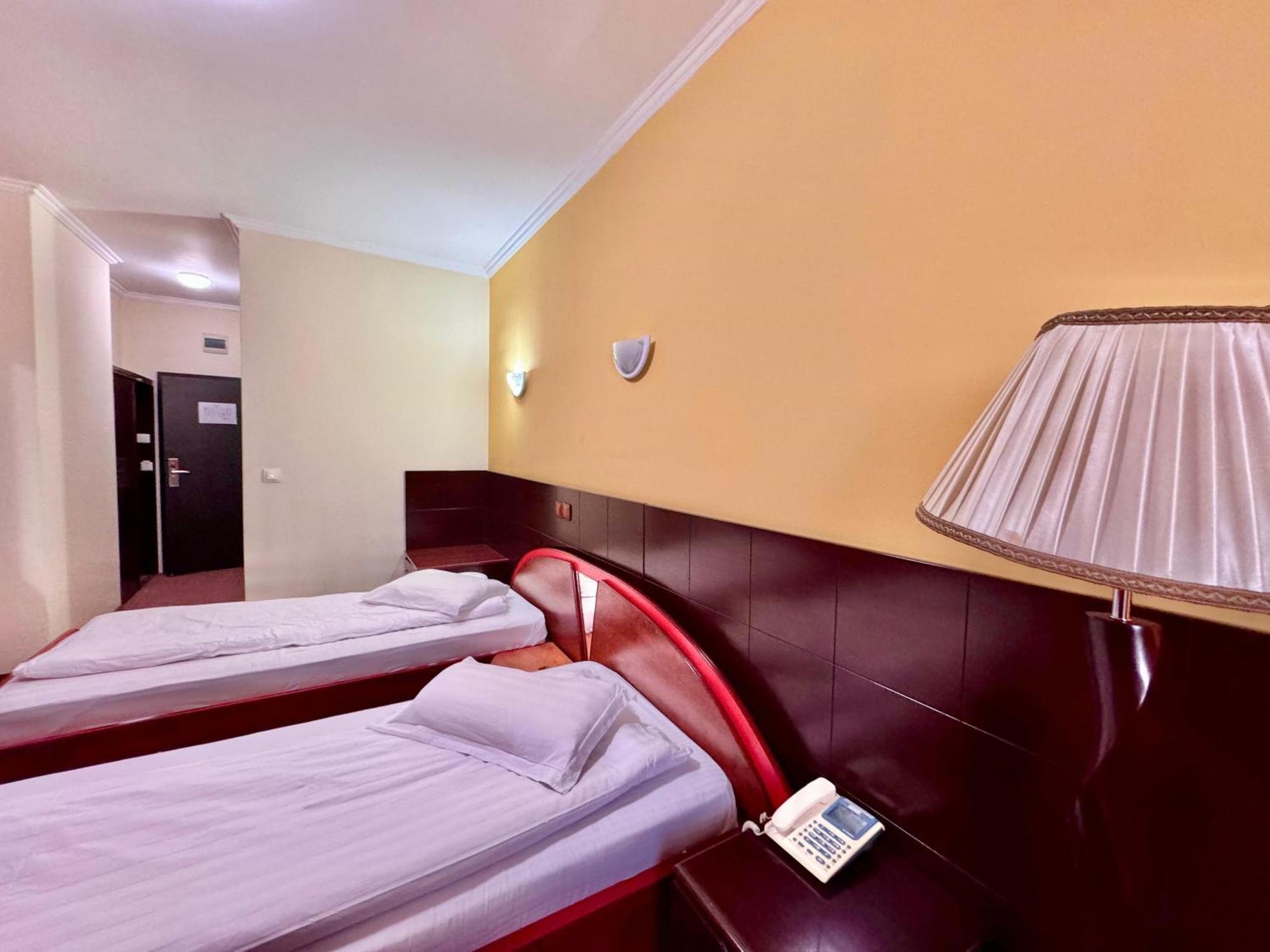 Hotel Helin Aeroport - Крайова Экстерьер фото