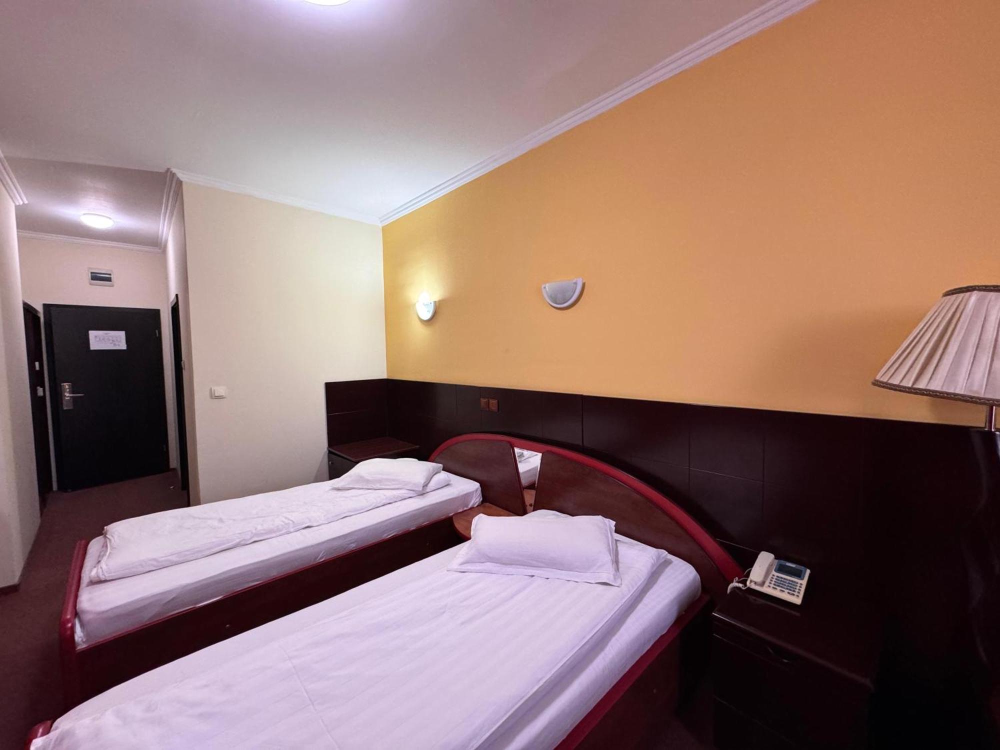 Hotel Helin Aeroport - Крайова Экстерьер фото
