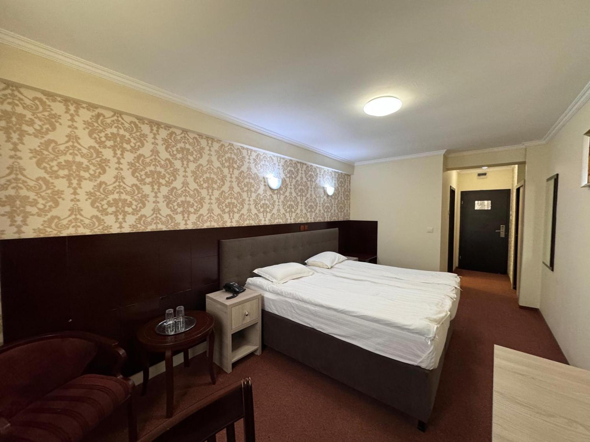 Hotel Helin Aeroport - Крайова Экстерьер фото