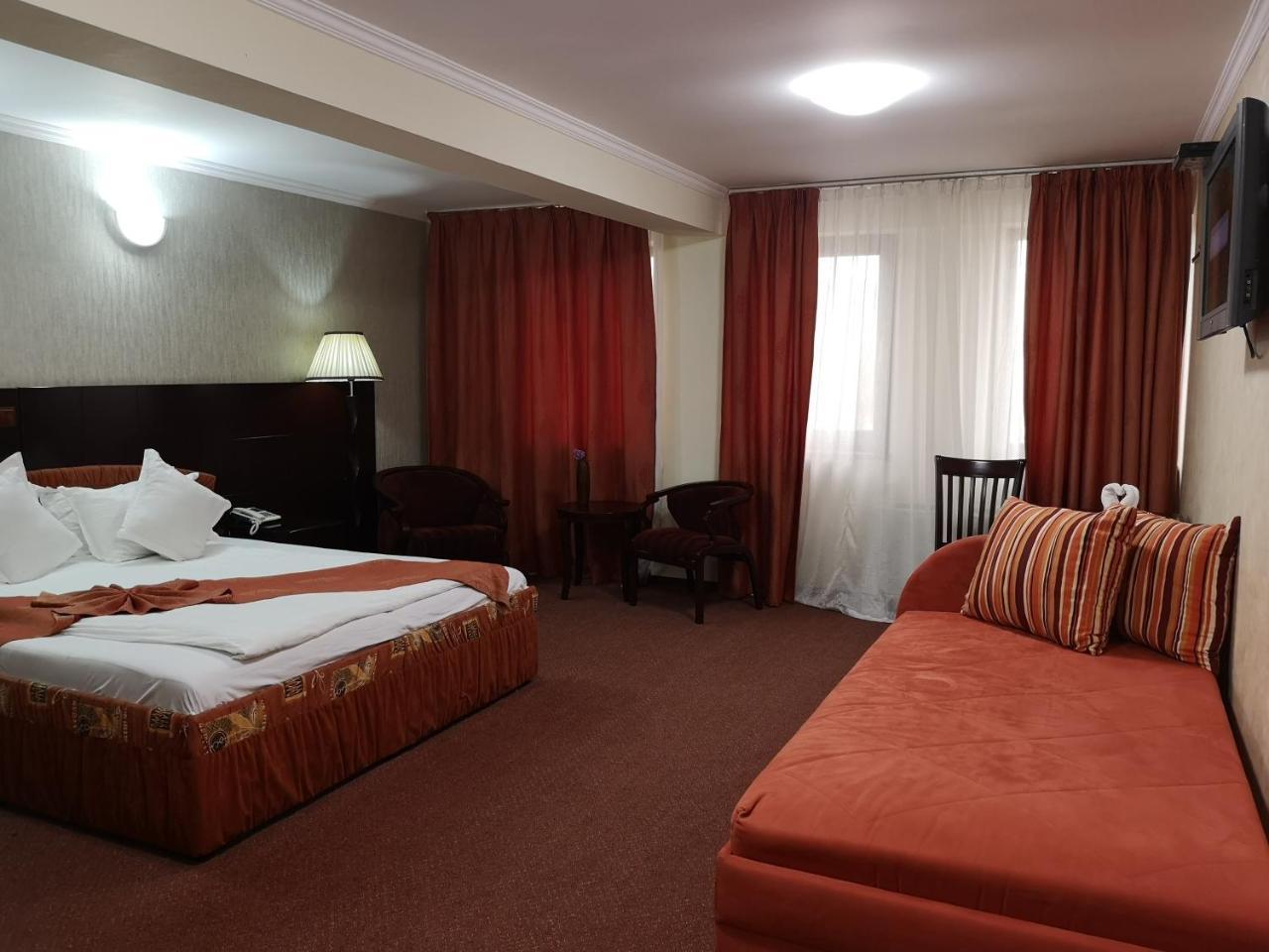 Hotel Helin Aeroport - Крайова Экстерьер фото