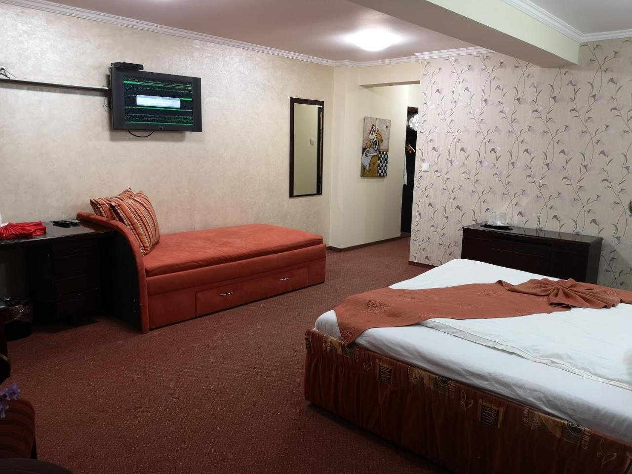 Hotel Helin Aeroport - Крайова Экстерьер фото